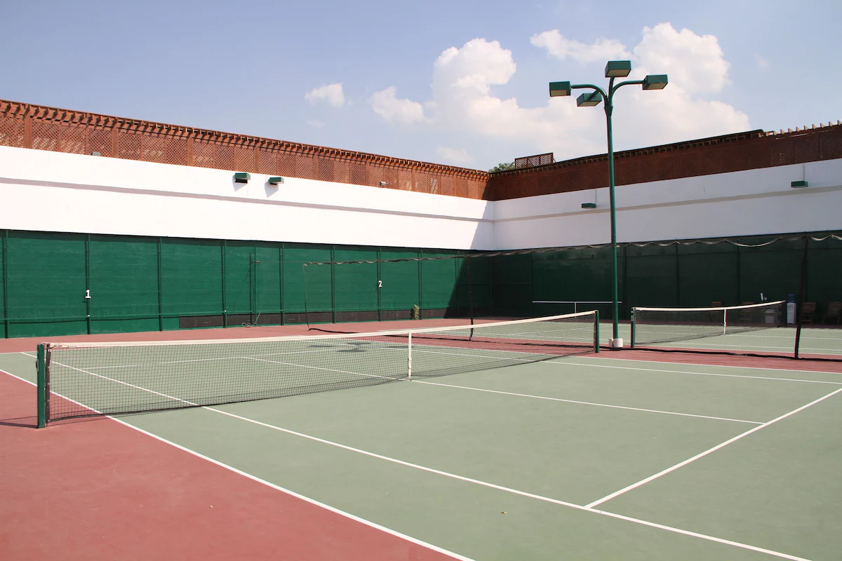 زمین تنیس هتل دبی‌ مارین بیچ ریزورت و اسپا